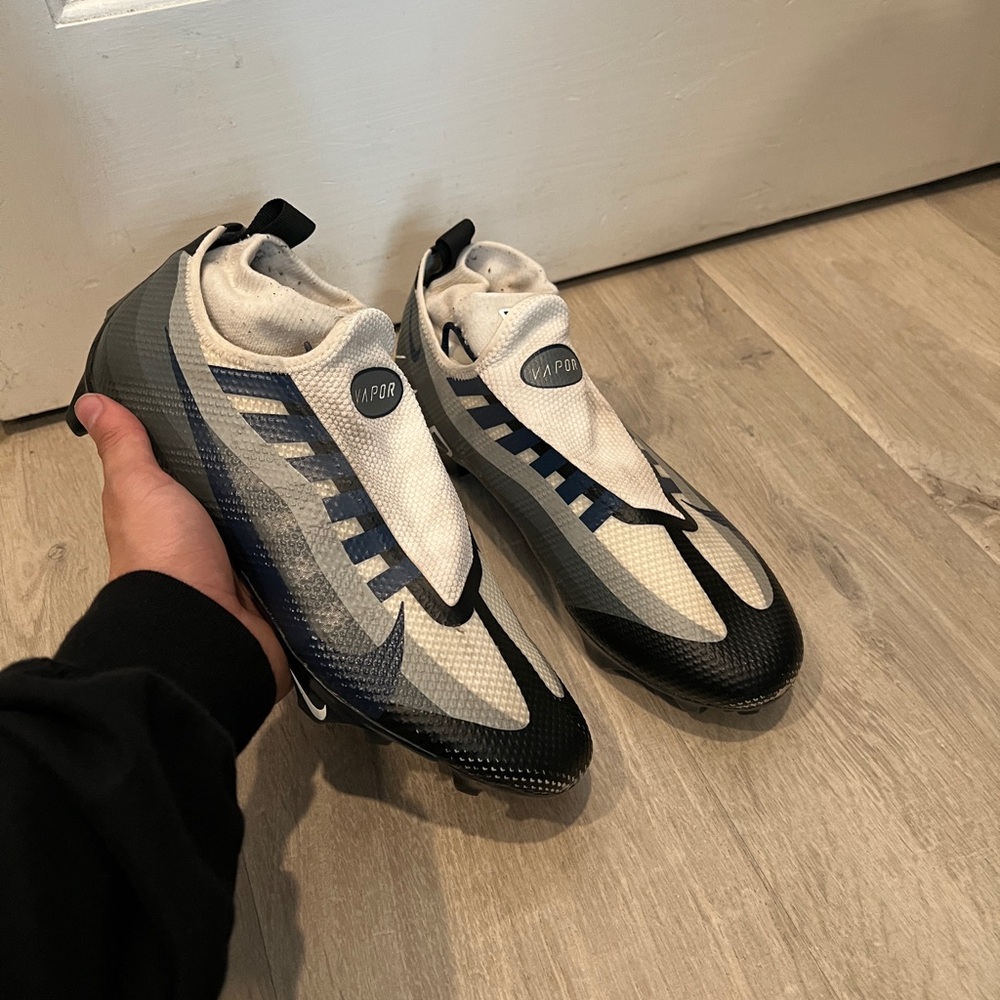 Nike Vapor 13 trainers in white and grey #NikeVapor
Navy blue, white 
Size 9